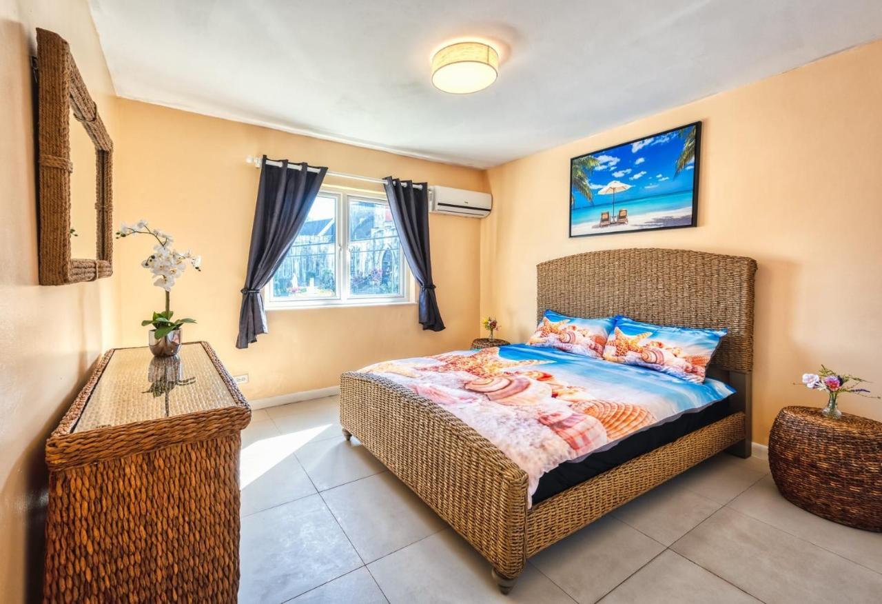 Apartment In Downtown At The Beach ナッソー エクステリア 写真