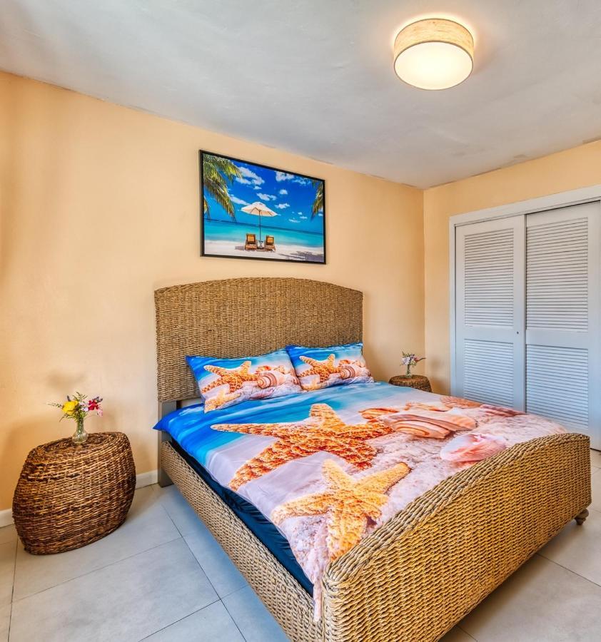 Apartment In Downtown At The Beach ナッソー エクステリア 写真