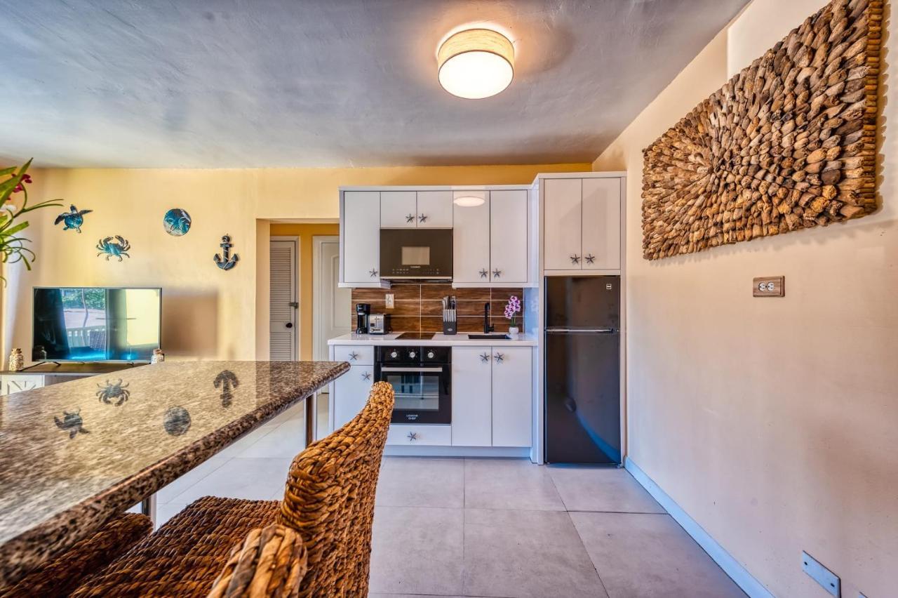 Apartment In Downtown At The Beach ナッソー エクステリア 写真