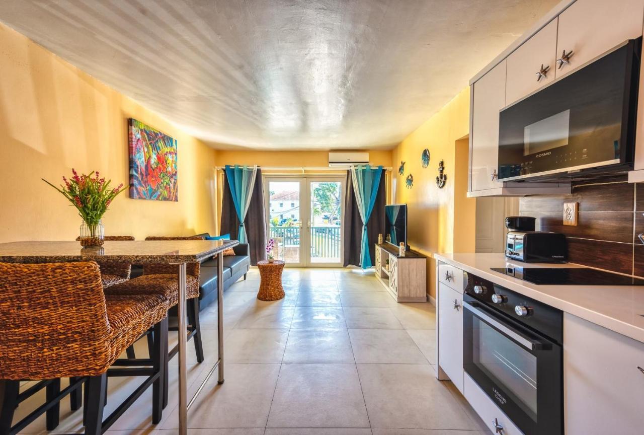Apartment In Downtown At The Beach ナッソー エクステリア 写真