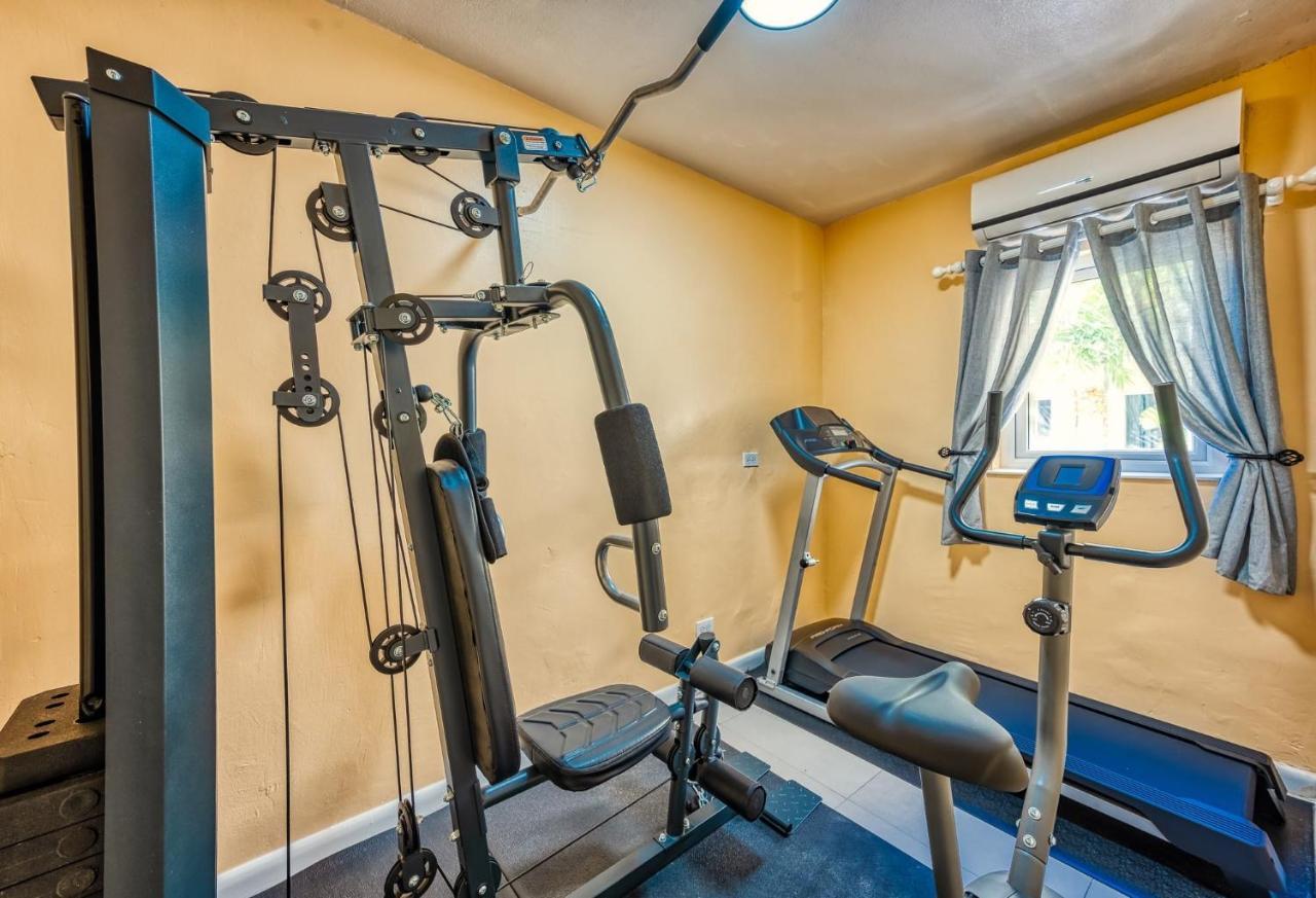 Apartment In Downtown At The Beach ナッソー エクステリア 写真