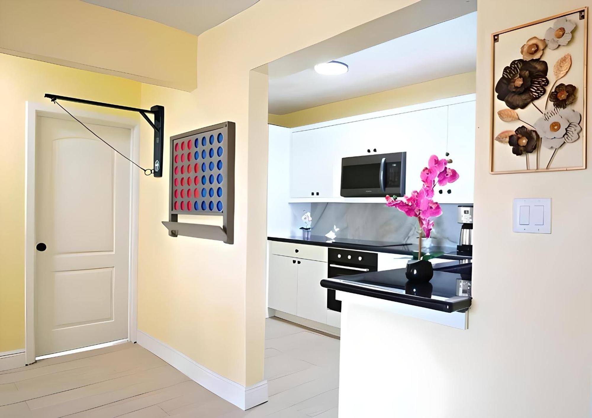 Apartment In Downtown At The Beach ナッソー エクステリア 写真